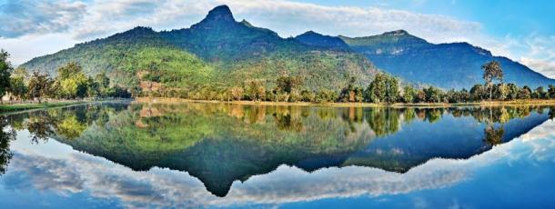 La montaña sagrada de Phou Khao en forma de Lingam se refleja en el baray (estanque de riego) del complejo del templo Vat Phou. (Dmitry Volochaev/ Adobe stock)