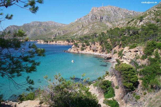 El abrigo de Mallorca, donde se descubrieron las ánforas. (sladky / CC BY-SA 3.0)