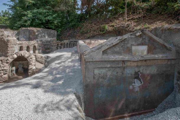 La tumba de Marcus Venerius Secundio descubierta en la necrópolis de Porta Sarno, Pompeya, con la placa conmemorativa visible. (Pompeii Sites)