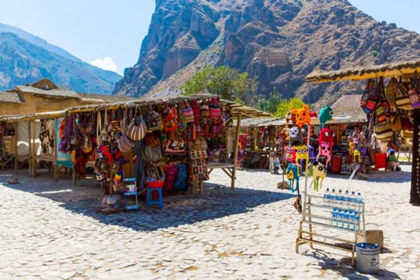 Mercado de souvenirs en la calle Ollantaytambo, Perú, cerca de Machu Picchu. (vitmark / Adobe)