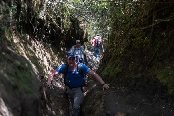 Miembros de la expediciÃ³n trepan por un sendero de acceso a la montaÃ±a