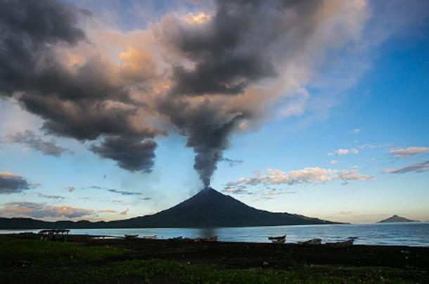 Erupción de Momotombo, foto capturada en 2015 (Mejia, J / CC BY 2.0)