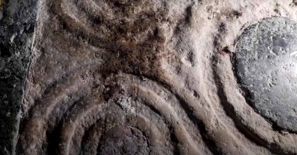 Los motivos decorativos cosmatescos de cantería excepcionalmente elegantes que se encuentran en el otro lado de la losa de piedra que se encuentra apoyada contra la pared en un oscuro corredor de la Iglesia del Santo Sepulcro en Jerusalén. (Captura de pantalla de YouTube / Reuters)