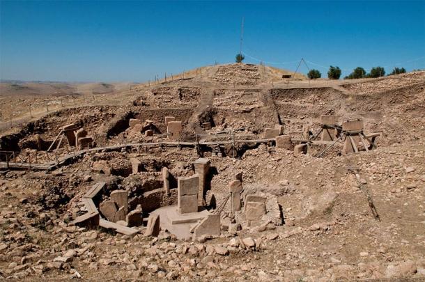 El enorme montículo de tierra de Göbekli Tepe en el sureste de Turquía, a 30 minutos en coche de la ciudad de Şanlıurfa, donde se descubrieron recientemente las tumbas de piedra de la Edad de Piedra. (Teomancimit / CC BY-SA 3.0)