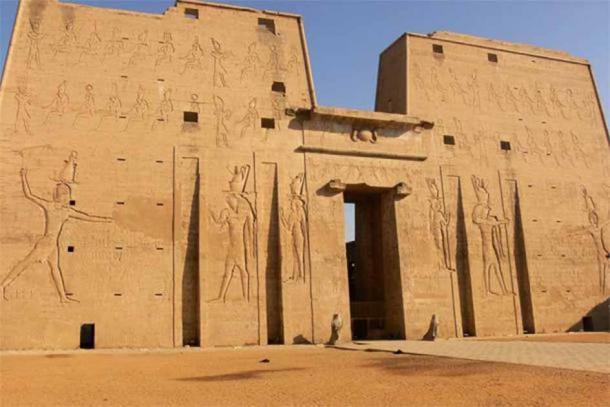 El mundialmente famoso pilón del Templo de Edfu o puerta de entrada monumental. (Walwyn / Flickr)