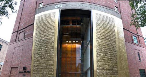 Museo de la Biblia, 4 de noviembre de 2017. Washington, D.C. Puerta de entrada exterior. (Fuzheado / CC BY SA 4.0)