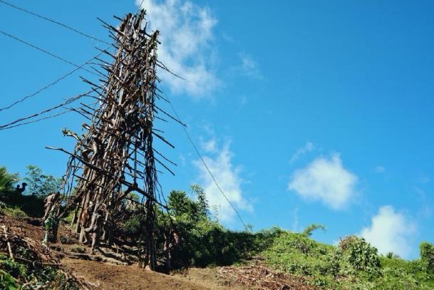 La torre nagol desde donde los concursantes realizan el buceo en tierra. (simanlaci/ Adobe stock)