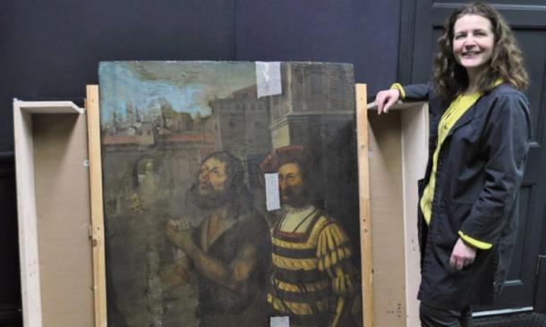 Nicky Grimaldi en la foto con la pintura del panel del Museo Bowes. (Universidad de Northumbria y Museo Bowes)