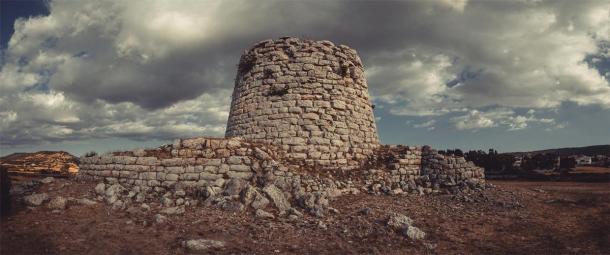 Una de las torres nurágicas, sur de Cerdeña, construida en los siglos XV y XIV a.C. (Andrea/ Adobe Stock)