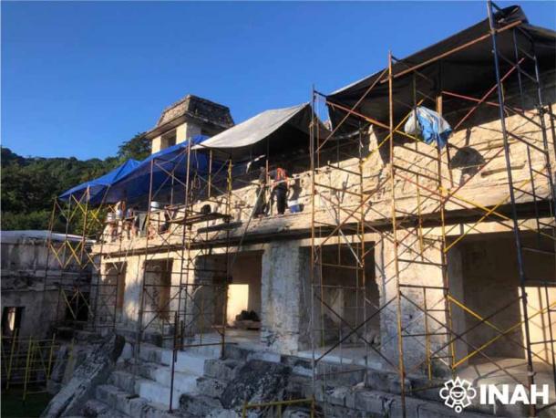 Obras sobre frisos en Casa C, Palacio de Palenque, Palenque, México. (Haydeé Orea/INAH)