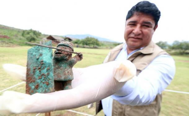 La figura de un guerrero wari con lanza y escudo. (DDC Cusco)