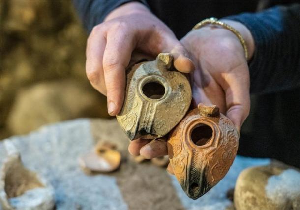 Se descubrieron lámparas de aceite en las cámaras subterráneas del Muro Occidental de Jerusalén. (Yaniv Berman/IAA)