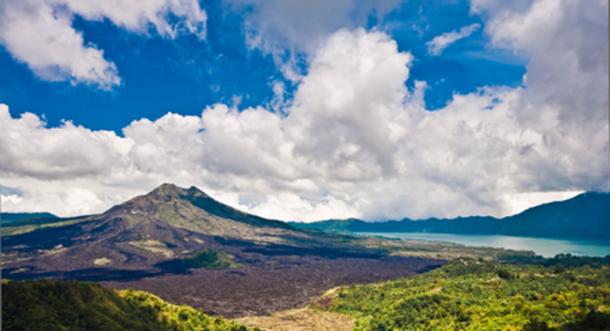 Paisaje del volcán de Batur en la isla calavera, Bali. (Naughtynut / Adobe Stock)