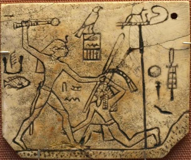 El faraón Den de la dinastía 1 golpeó a un enemigo extranjero con su "brazo fuerte" y su "mano poderosa", tradiciones que eran muy antiguas y centrales en el concepto de autoridad de Egipto (~ 2950 a. C.). La "Etiqueta MacGregor" hecha de marfil, encontrada en la tumba de Den en Abydos, ahora en el Museo Británico. (CaptMondo / CC BY 2.5)