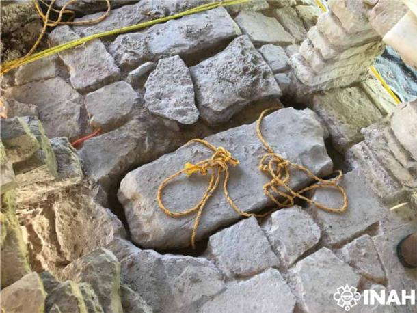 Piedra que cubre la entrada al túnel de acceso a la azotea de la Casa D Palacio de Palenque. (Haydeé Orea / INAH)