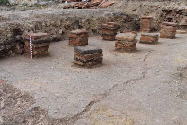 Pilettes del primer hipocausto (sistema de calefacción por suelo radiante) en la megaestructura romana de Reims, Francia. (Sylvain Lejeune / INRAP)