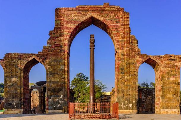 Pilar de hierro, famoso por la composición resistente a la oxidación de los metales utilizados en su construcción en el complejo Qutab en Delhi, India (anjali04 / Adobe Stock)