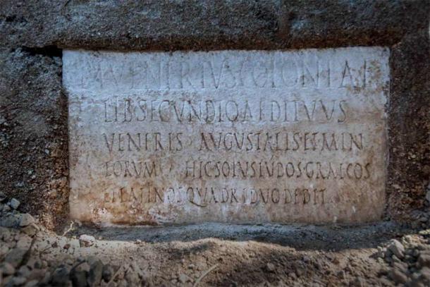 La placa que revela una ciudad multicultural. (Pompeii Sites)