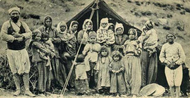 Postal de un grupo de romaníes frente a su tienda en Smyrne. (Dominio público)