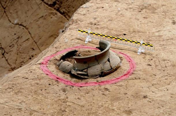  Una de las nueve ollas de cerámica dispuestas en el patrón de las nueve estrellas del Big Dipper, en una reliquia astronómica en el sitio de Shuanghuaishu en la provincia central china de Henan. Imagen: Xinhua / SCIO)