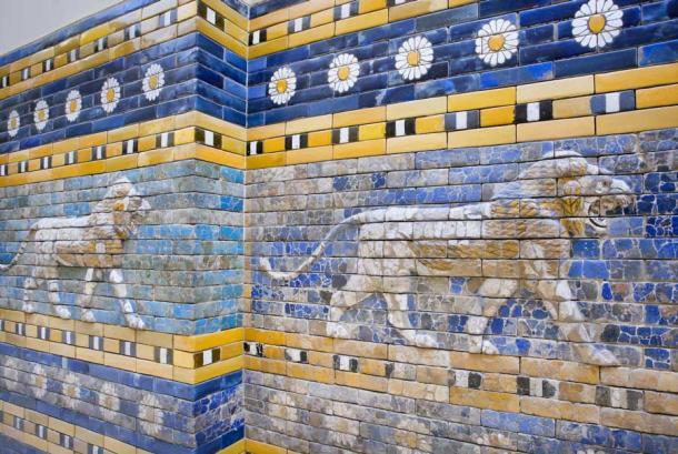 Leones siguiendo en la caza: una pared estampada que una vez estuvo en la capital neobabilónica de Babilonia, que gobernó Nabonido. (radiokafka/ Adobe Stock)