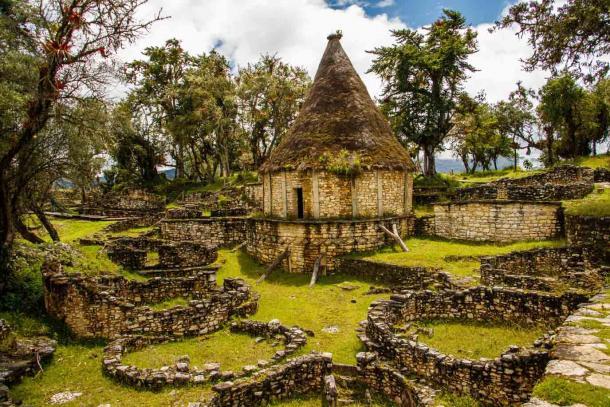 Restos arqueológicos, incluida una vivienda circular reconstruida, en Kuelap en Perú, un asentamiento amurallado construido por la cultura Chachapoya. (LindaPhotography / Adobe Stock)