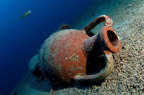 Representación de las ánforas descubiertas en las cuevas submarinas. Fuente: volkan/ Adobe Stock.