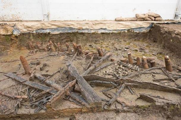 Restos de una casa en Must Farm que muestra los tocones sin quemar de los postes debajo de la línea de flotación durante el incendio (arriba a la derecha) y las viguetas colapsadas (abajo a la izquierda). (Dr. Colleen Morgan)