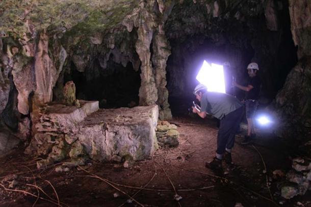 Ritual alterado encontrado en la cueva. (Karla Ortega / GAM Project)