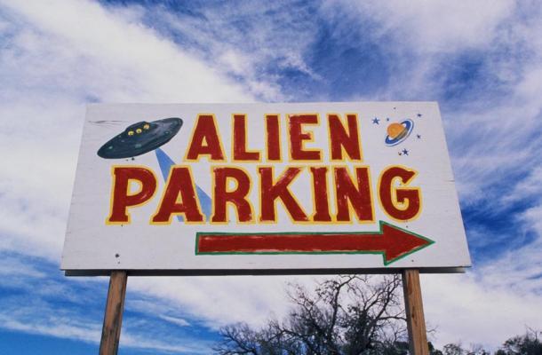 Esta es una señal de tráfico cerca del lugar original del accidente ovni en Roswell. ¡Con suerte, el diario secreto de Roswell del mayor Jesse Marcel revelará más sobre lo que "realmente" sucedió en Nuevo México ese día! Fuente: spiritofamerica / Adobe Stock