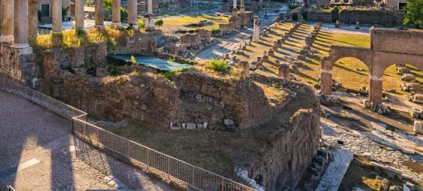 El sarcófago de roca encontrado en lo que se cree que es la tumba de Rómulo fue descubierto enterrado debajo de la escalera de entrada a la curia. (Noppasinw / Adobe Stock)