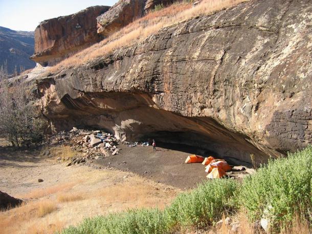 Los arqueólogos trabajan en refugios de rocas en Sehonghong y Melikane en el sur de África. (Brian Stewart / Universidad de Michigan)