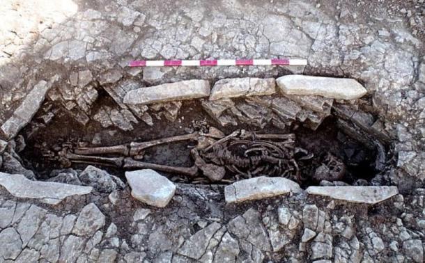 Uno de los esqueletos de esclavos romanos en la estructura de ataúd de piedra desenterrado en el lugar de enterramiento en Gran Bretaña. (Arqueología de Wessex)