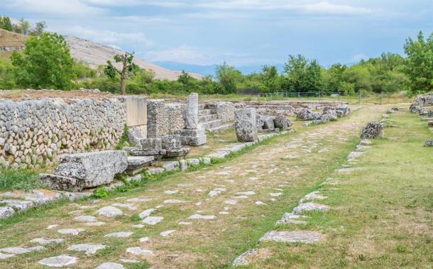 Calzada romana a través de Alba Fucens con ruinas y muralla original (e55evu/ Adobe Stock)