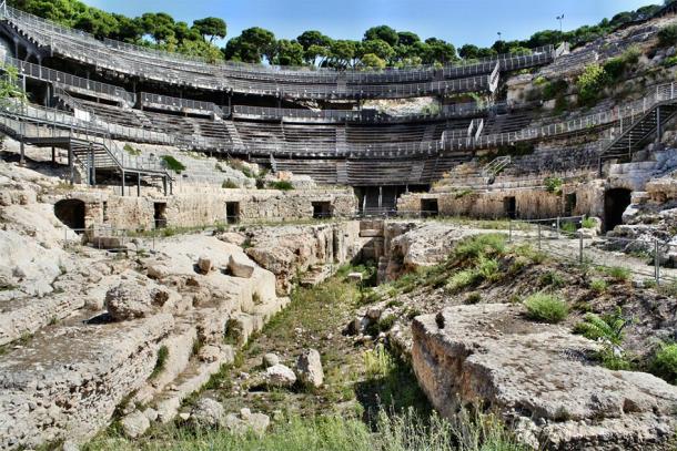 Las ruinas y pasillos antiguos del anfiteatro (murasal / Adobe Stock)