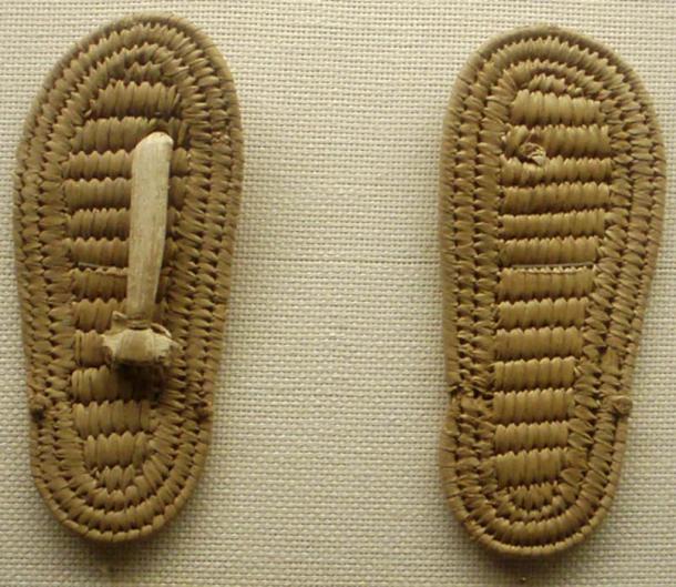 Sandalias de papiro hechas para un niÃ±o. XVIII dinastÃ­a, Egipto (CC por SA 3.0)