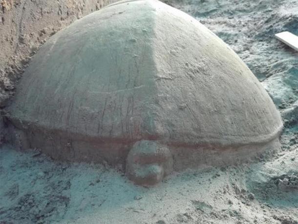 Se cree que la escultura de tortuga encontrada en el embalse de Angkor fue colocada como una ofrenda en los cimientos del templo. (Apsara Authority)