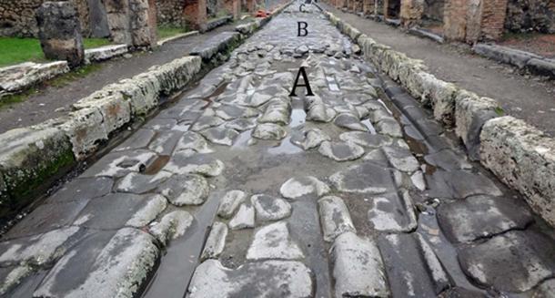 Se formaron surcos profundos en las calles pavimentadas de Pompeya cuando los carros erosionaron las piedras: "A" muestra un área de la calle con surcos profundos; 'B' muestra un área con reparaciones; La sección "C" muestra otra sección profundamente surcada. (Eric Poehler / Uso Justo)