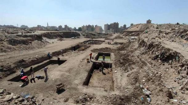 Sitio de excavación donde el Proyecto Heliópolis desenterró los bloques de piedra recientes en El Cairo. (Ministerio de Turismo y Antigüedades - Egipto)