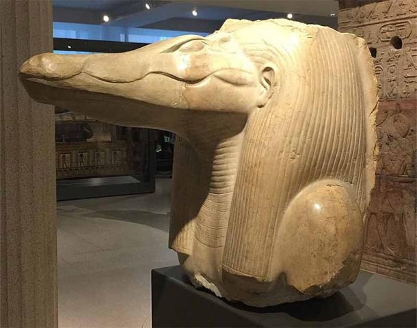 Estatua de Sobek, el dios con cabeza de cocodrilo, del templo mortuorio de Amenemhat III, en exhibición en el Ashmolean Museum de Oxford. (BVBurton / CC BY-SA 4.0)