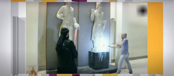 Soldados de ISIS en el Museo de Mosul destruyendo antiguos artefactos de Nínive con mazos en 2015 (Aljazeera / Captura de pantalla).