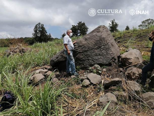 El personal del INAH Colima Center inspecciona el mapa de piedra mexicano recién descubierto que es anterior a la fase Chanal o Colimense Posclásica (1000–1500 dC). (Imagen: Arqlgo. Rafael Platas Ruiz. INAH-Colima)