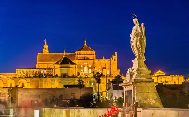 Estatua del Arcángel Rafael en el Puente Romano de Córdoba, España (Leonid Andronov / Adobe Stock)