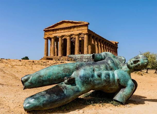 Una estatua griega de bronce frente al Templo de la Concordia en el Valle de los Templos de Agrigento, no lejos de donde se encontró la estatua de Atlas tirada en el suelo. (majonit / Adobe Stock)