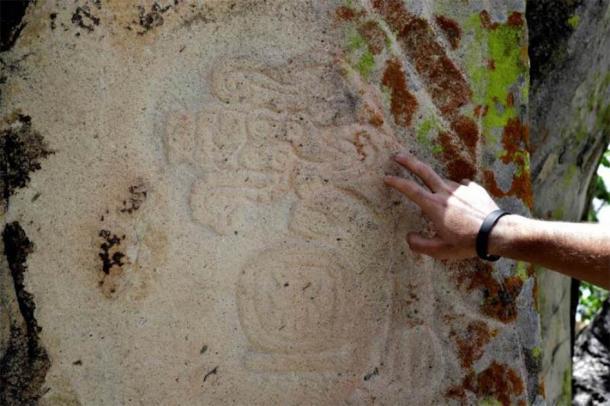 En las ruinas zapotecas se han encontrado dos estelas que tienen paneles de grabados, así como varias piedras más pequeñas con tallados. (Los tiempos de Yucatán)