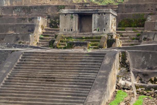 Pasos de la estructura piramidal principal de Tazumal (Bede / Adobe Stock)