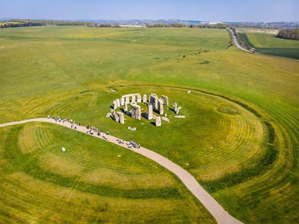 A pesar de lo que dicen algunas personas, la ingeniería de Stonehenge no era como Lego. Foto: Toma aérea de Stonehenge durante el verano. (Alexey Fedorenko/ Adobe stock)