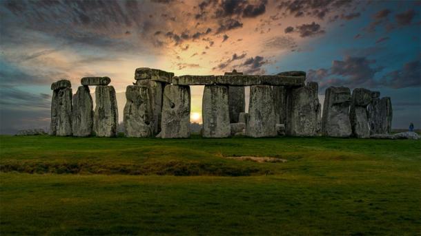 La ingeniosa ingeniería de Stonehenge representada durante la puesta de sol. (Stock de Terry/ Adobe)