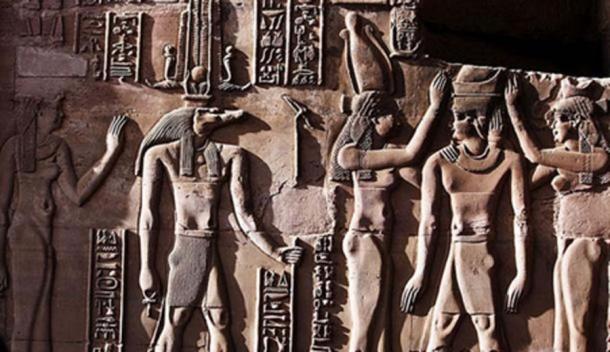 Este alivio del Templo de Kom Ombo muestra a Sobek con los atributos típicos de la realeza, incluido un cetro y una falda escocesa real. El ankh en su mano representa su papel como sanador osirio y su corona es una corona solar asociada con una de las muchas formas de Ra. (Hedwig Storch / CC BY SA 3.0)