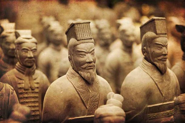 La figura acrobática de terracota fue descubierta en el complejo del mausoleo del emperador Qin Shi Huang, famoso por su ejército de terracota de 8.000 hombres. (lapas77/ Adobe Stock)